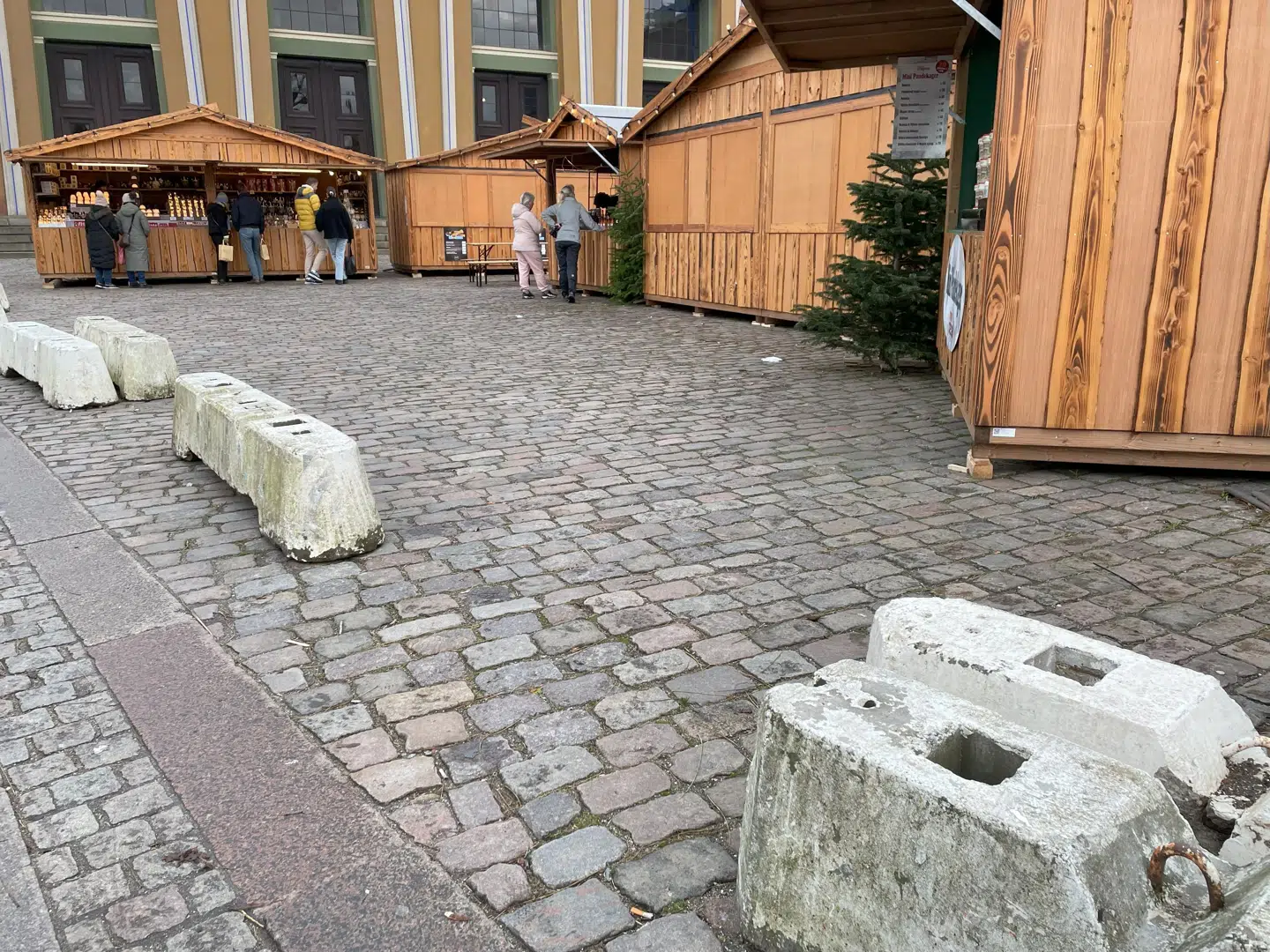 Her er det julemarkedet ved Bertel Thorvaldsens Plads, hvor der også er rigeligt plads til, at en bil kan køre ind.