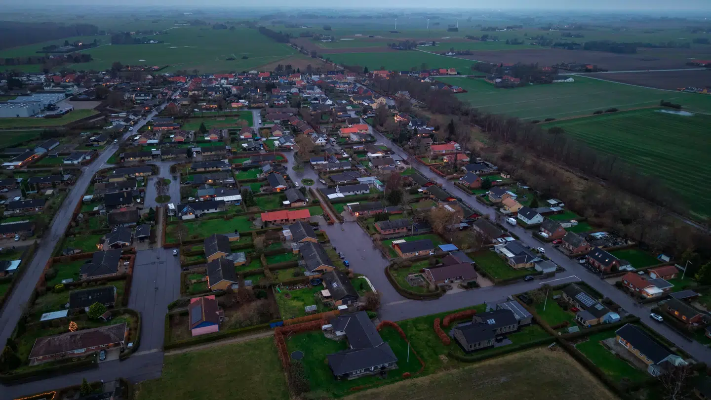 Dronebilleder fra Sandved hvor politiet undersøgte et mistænkeligt forhold natten til lørdag den 21. december 2024. En mor på Sydsjælland er anholdt af politiet, der sigter hende for at have dræbt sit nyfødte barn. Det oplyser politiet i en pressemeddelelse lørdag.