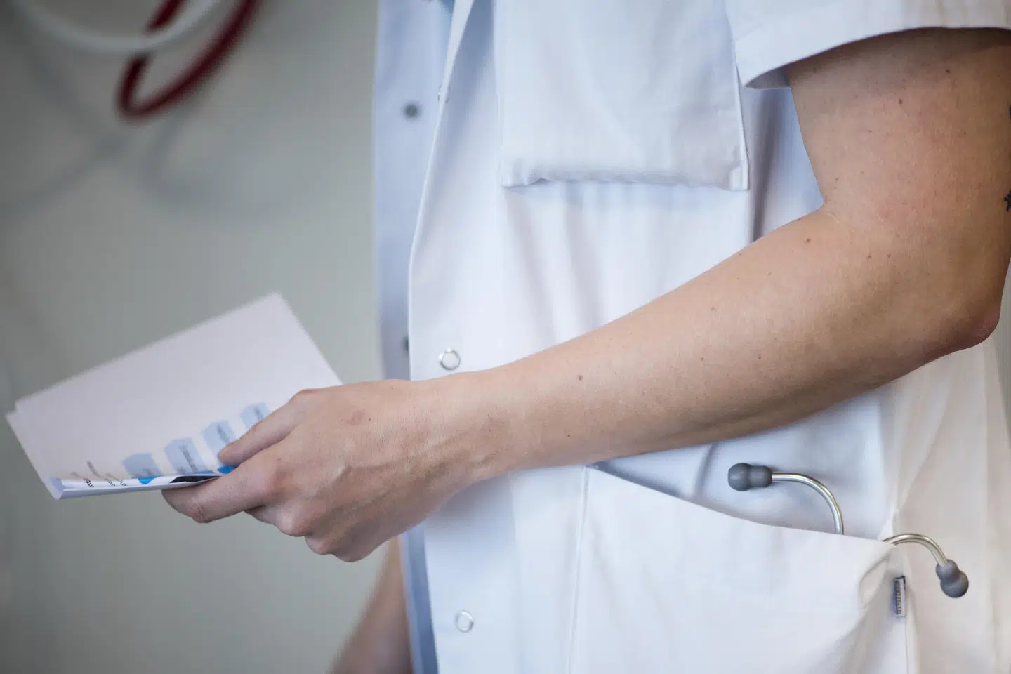 Ifølge overlæge Ditte Marie Saunte er det vigtigt at kontakte sin læge, hvis man bliver ramt af udslæt, som ikke responderer på almindelig behandling. (Arkivfoto).