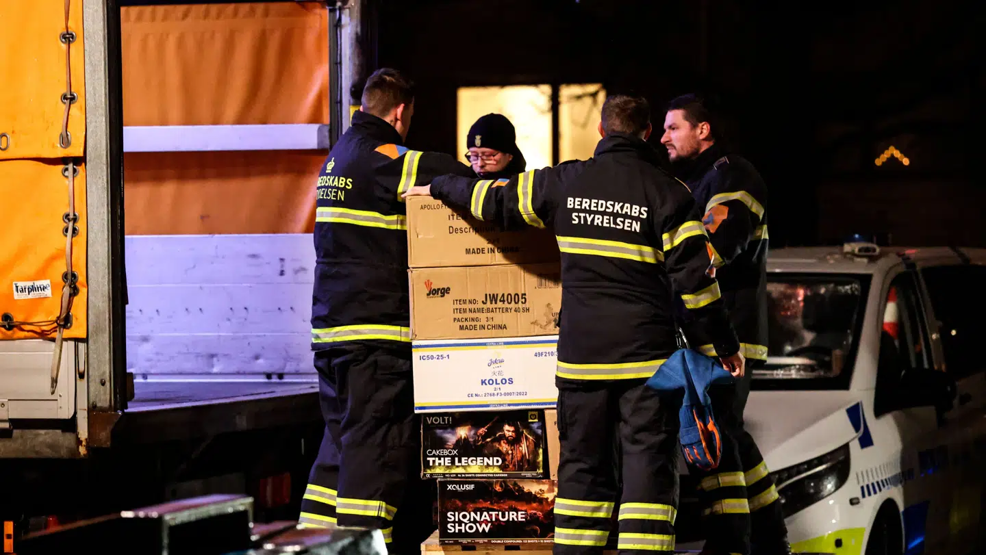 Beredskabsstyrelsen fjerner store mængder fyrværkeri fra stedet.