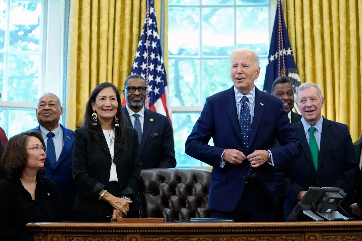 Med en ny budgetaftale i hus kan hundredetusindevis af offentligt ansatte amerikanere ånde lettet op. Men det har været en kaotisk uge i amerikansk politik, hvor det for bare få timer siden lignede en reel risiko for nedluking.