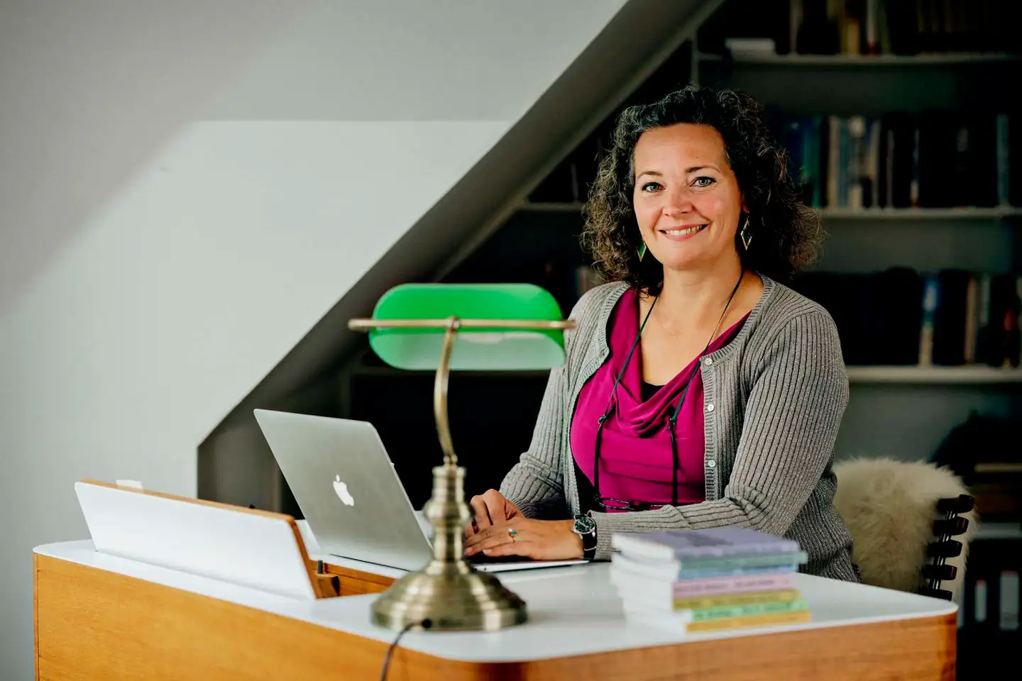 To kvinder, der ifølge Bibelen levede for et par årtusinder siden, genoplives i Anne-Cathrine Riebnitzskys ambitiøse historiske roman »Tempel«.