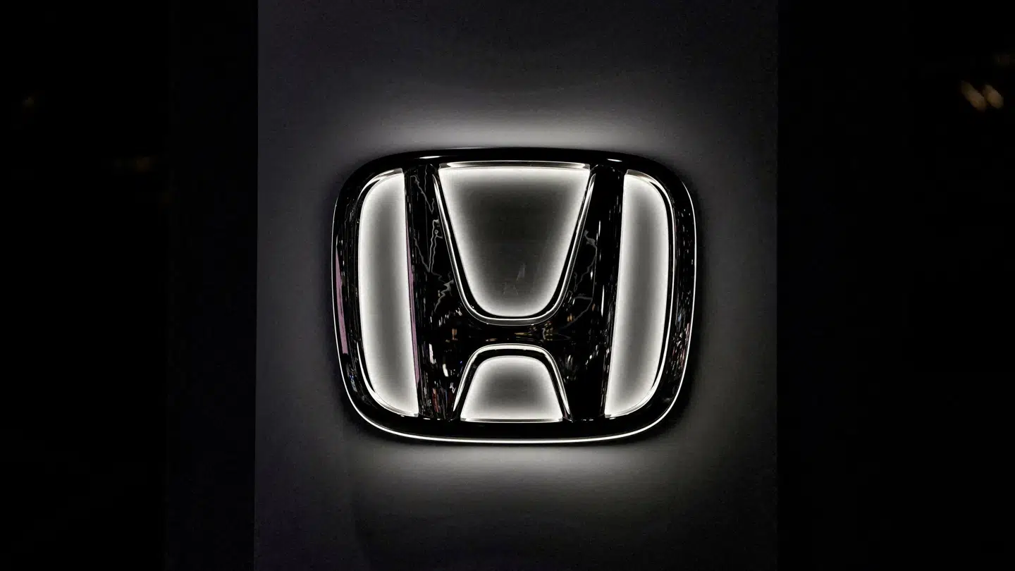 De japanske bilproducenter Honda og Nissan har underskrevet en aftale om at indlede forhandlinger om en fusion.