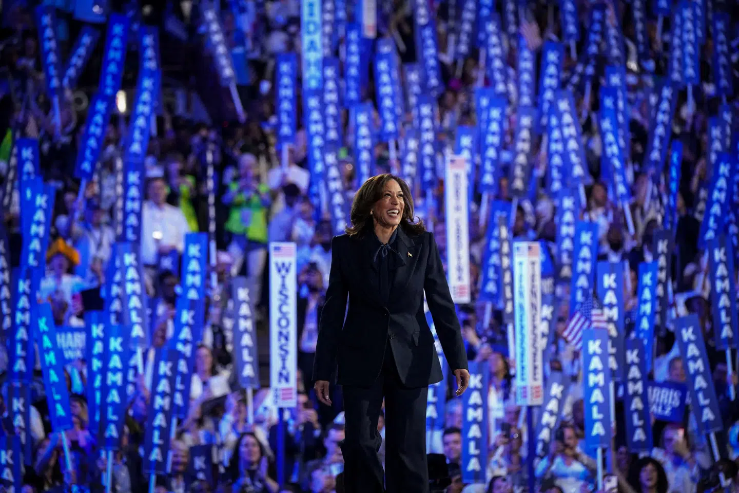 »Der var tabere og vindere både til højre, til venstre og i midten. Alligevel var der måske to ting, der gik igen: En generel misstemning – og en særlig misstemning overfor de gamle partier,« skriver Peter Kurrild Klitgaard. Her ses Demokraternes præsidentkandidat i USA, Kamala Harris.