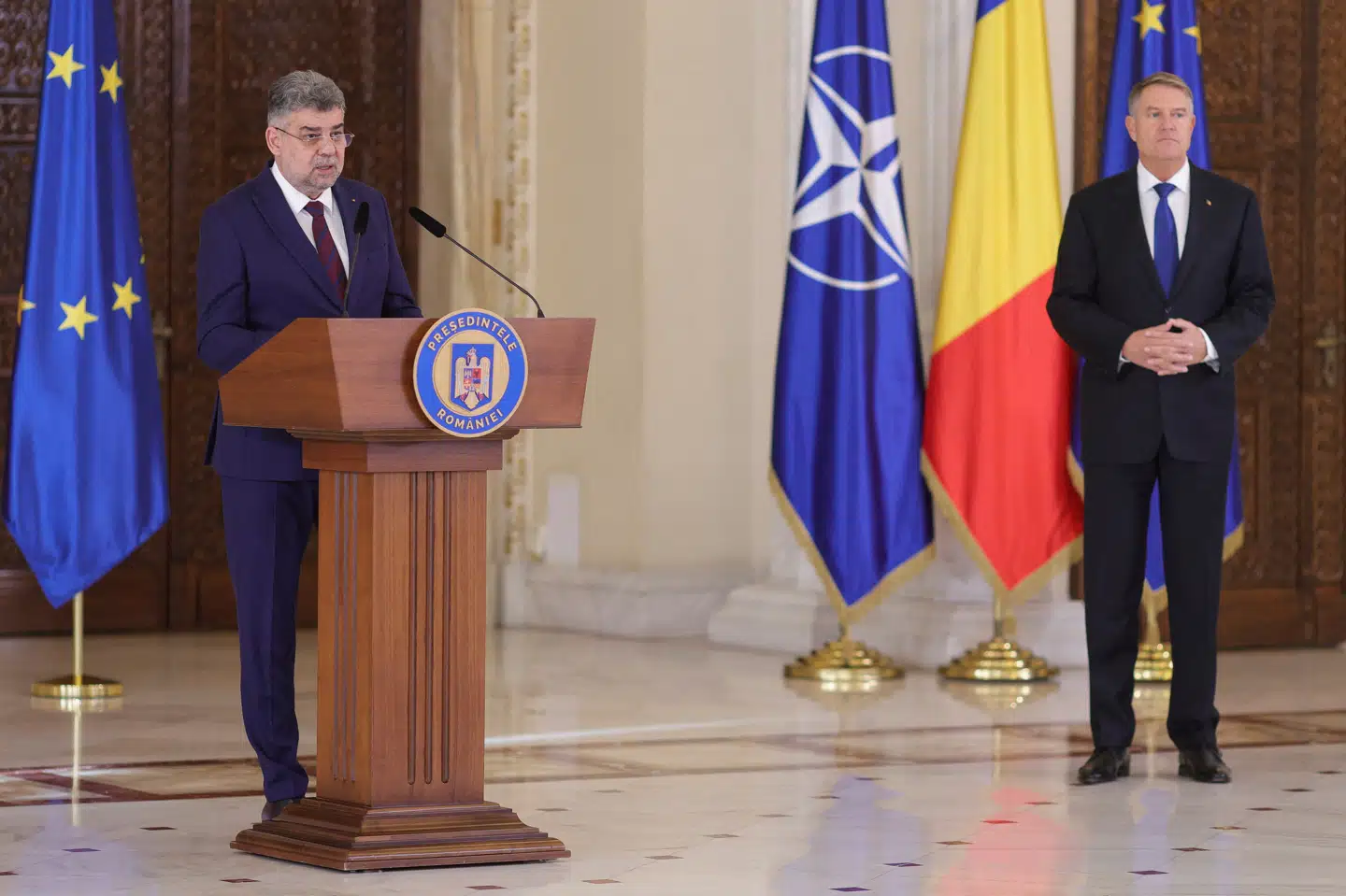 Rumæniens premierminister, Marcel Ciolacu (til venstre) til et pressemøde mandag med præsident Klaus Iohannis.