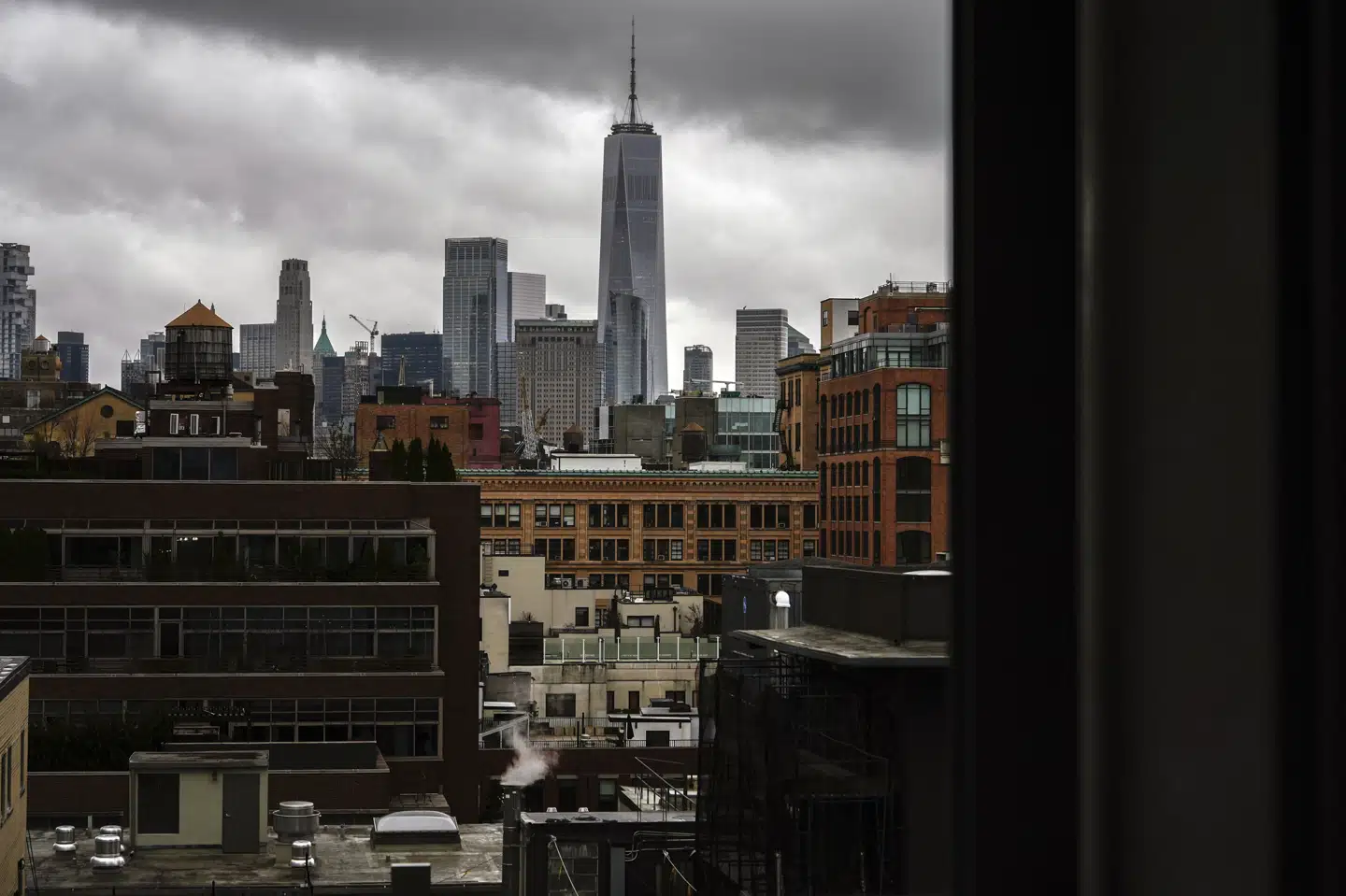 Manhattans skyline i New York er her fotograferet i 2024. Udenrigsministeriet har i år fundet og købt en ny chefbolig til Danmarks FN-ambassadør, der har beliggenhed i bydelen. (Arkivfoto).