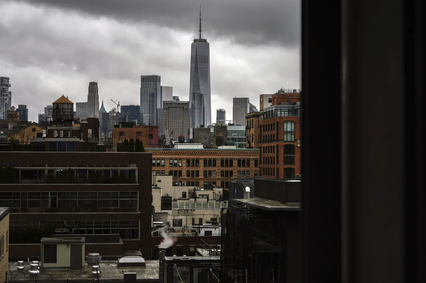 Manhattans skyline i New York er her fotograferet i 2024. Udenrigsministeriet har i år fundet og købt en ny chefbolig til Danmarks FN-ambassadør, der har beliggenhed i bydelen. (Arkivfoto).