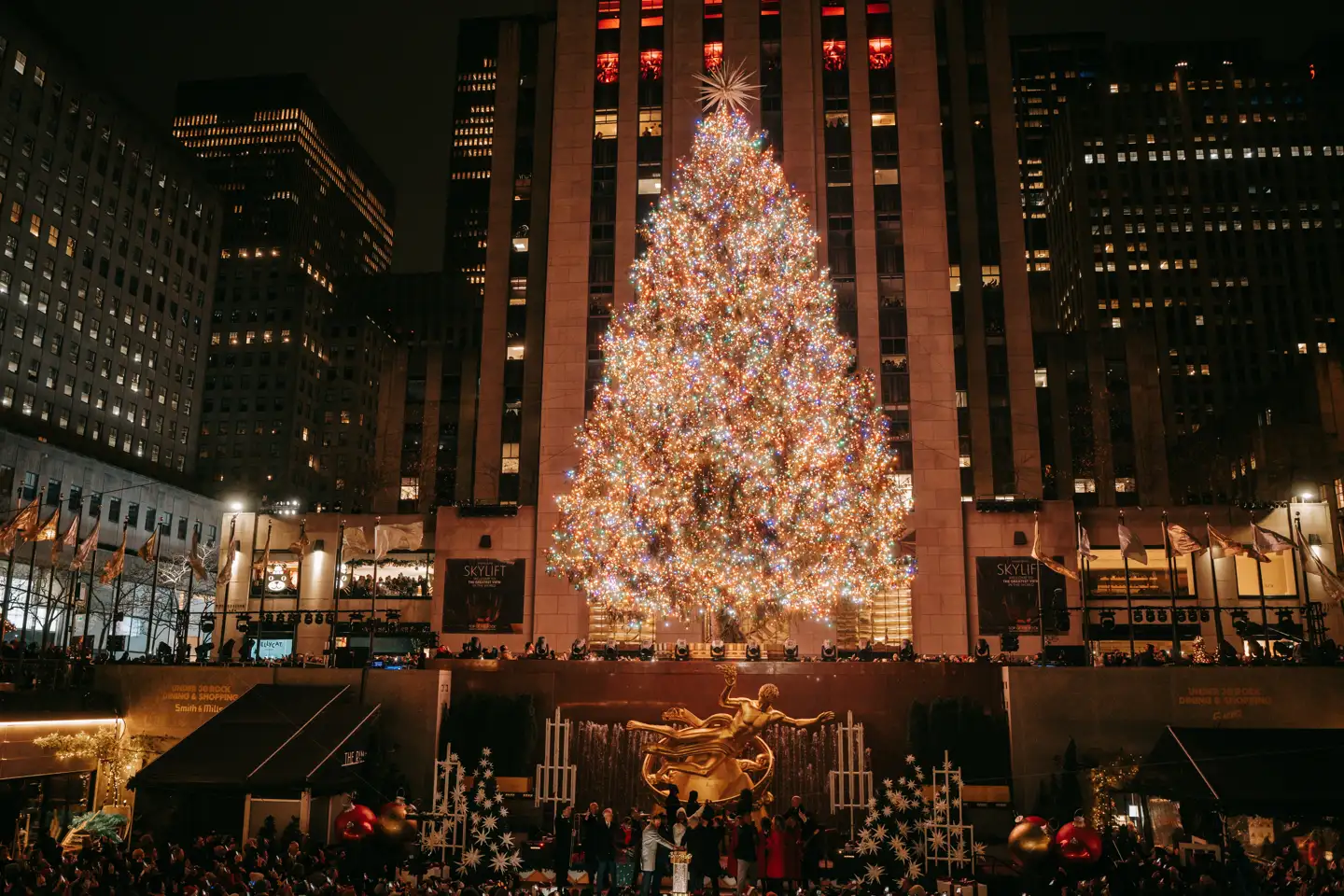 Juletræet ved The Rockefeller Center i New York er en klassiker for turister i december. Men prisen for at besøge metropolen er steget voldsomt.