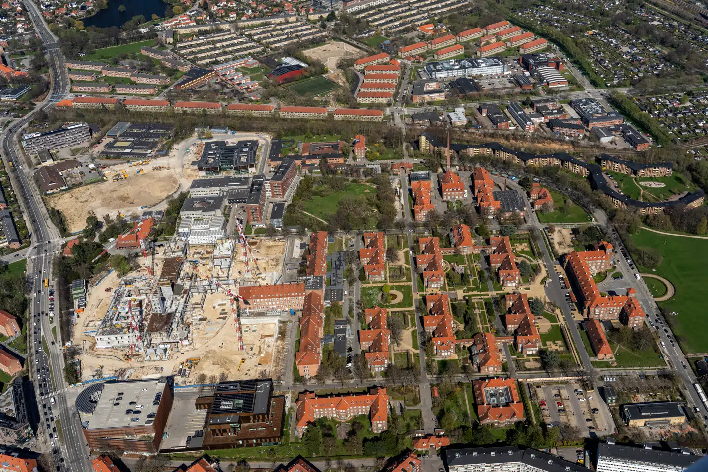 Patienterne i hovedstaden må væbne sig med en betydelig tålmodighed, før de kan rykke ind i de topmoderne enestuer i det kommende supersygehusbyggeri ved Bispebjerg Hospital.