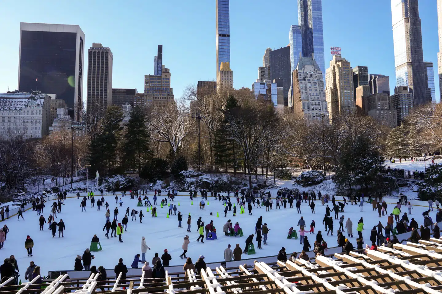Folk skøjter på Wollman Rink i Central Park i New York, en af New Yorks ikke alt for dyre forlystelser. Det koster omkring 360 kroner pr. person at leje skøjter.
