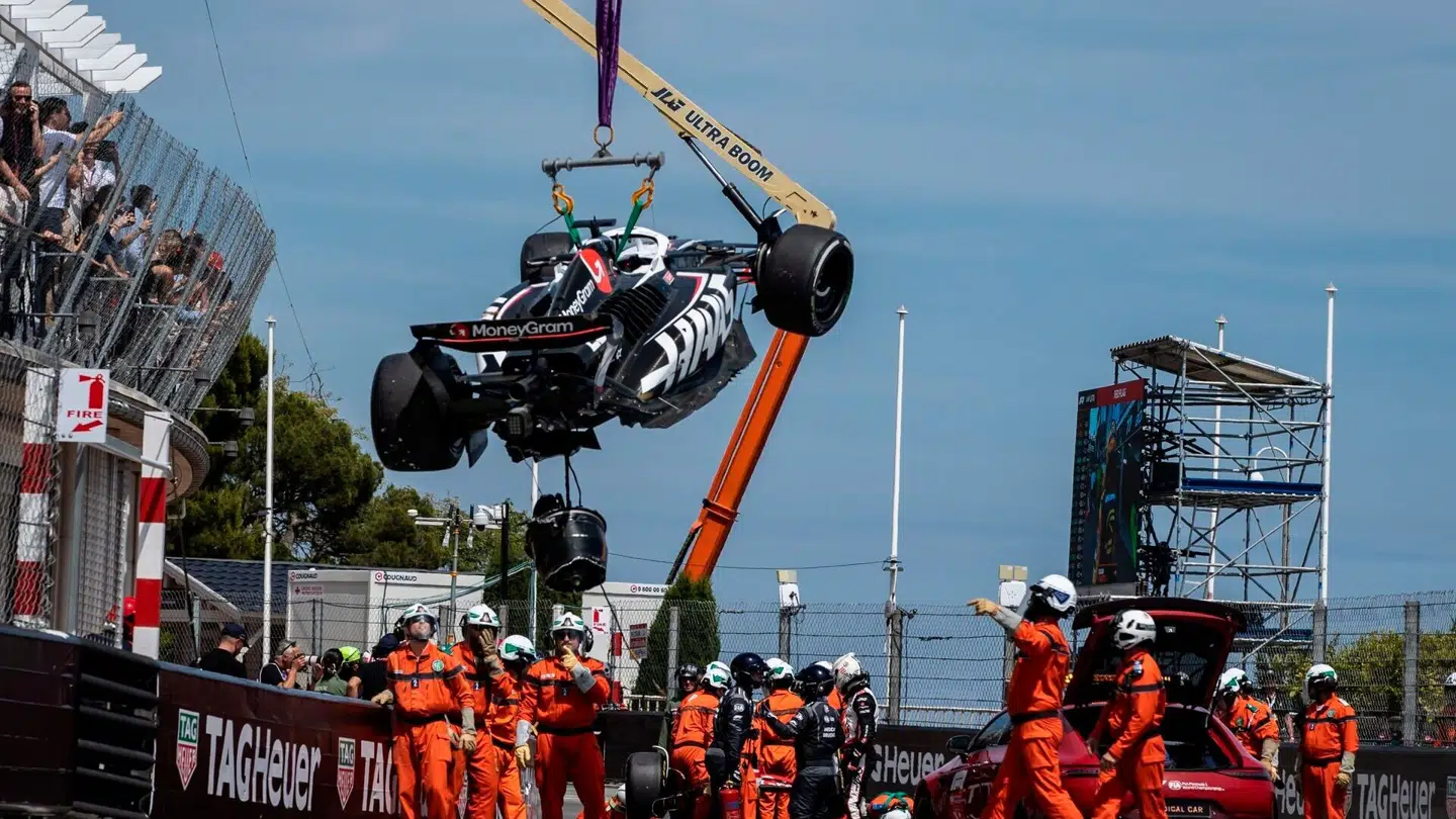 Grandprixet i Monaco endte med Magnussens totalskadede racer i en kran.