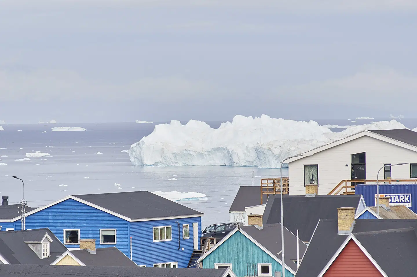 Grønland bestemmer selv, om det på et tidspunkt vil være et selvstændigt land. Her ses Grønlands tredjestørste by, Ilulissat. (Arkivfoto).