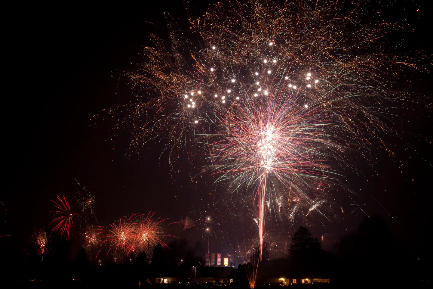 Nytår skydes ind med fyrværkeri i Ringsted, natten mellem den 31. december 2020 og 1. januar 2021.. (Foto: Mads Claus Rasmussen/Ritzau Scanpix)
