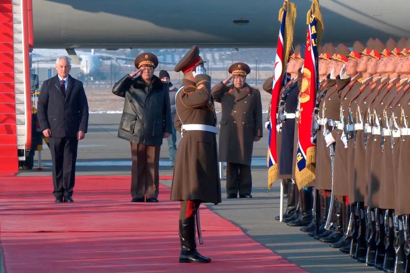 Ukraines præsident Zelenskyj advarer om, at det voksende forsvarssamarbejde mellem Nordkorea og Rusland kan få bredere konsekvenser. Her ankommer Ruslands forsvarsminister, Andrej Belousov, på et besøg i Nordkorea i slutningen af november.