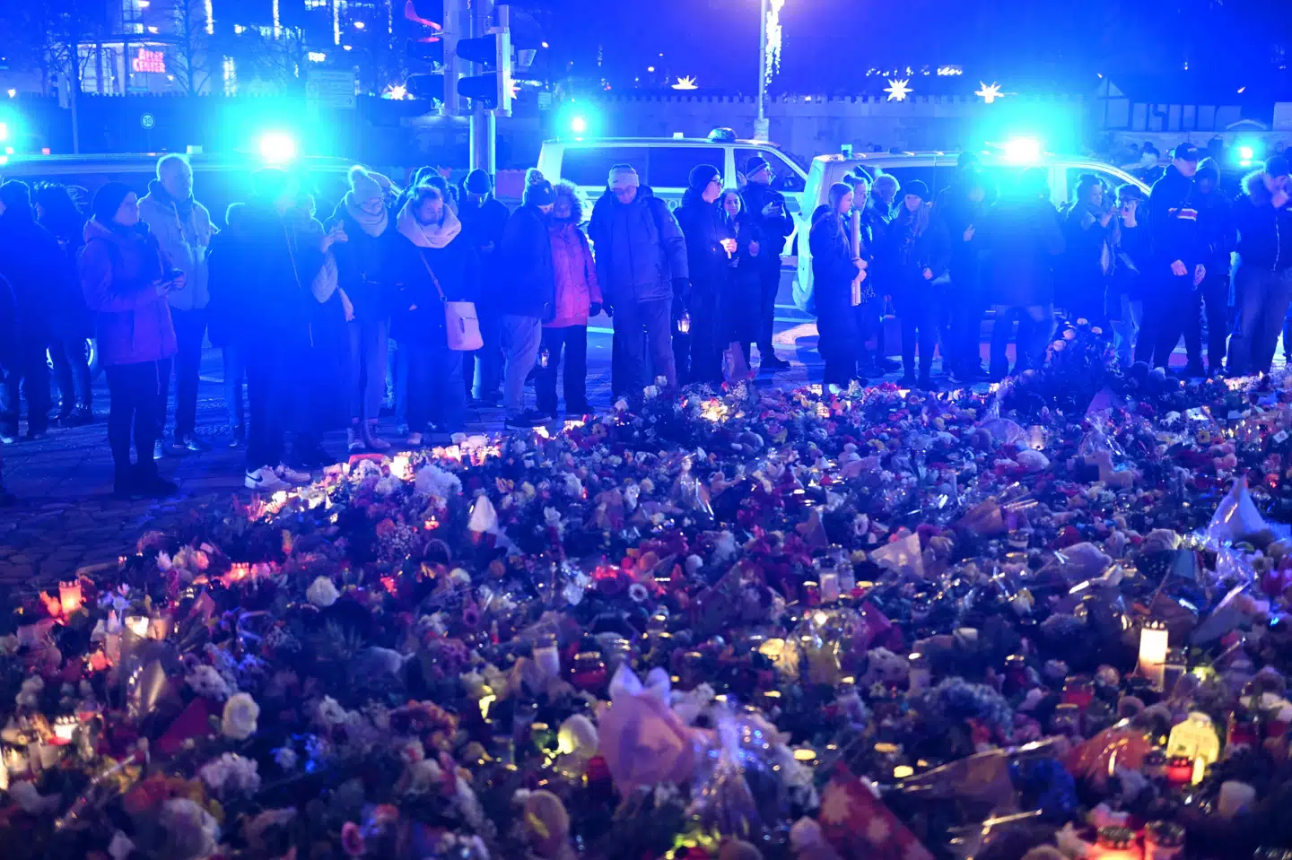 Der er blevet lagt blomster nær det julemarked i Magdeburg, hvor et formodet angreb fredag fandt sted. Fem personer blev dræbt, og over 200 blev såret.