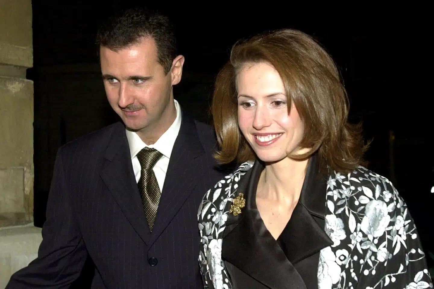 Bashar al-Assad (til venstre) og Asma al-Assad (til højre) blev gift i 2000. Her ses de sammen i 2002. (Arkivfoto).