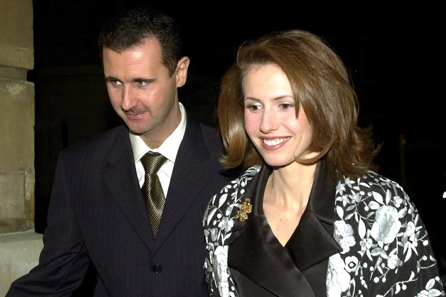 Bashar al-Assad (til venstre) og Asma al-Assad (til højre) blev gift i 2000. Her ses de sammen i 2002. (Arkivfoto).