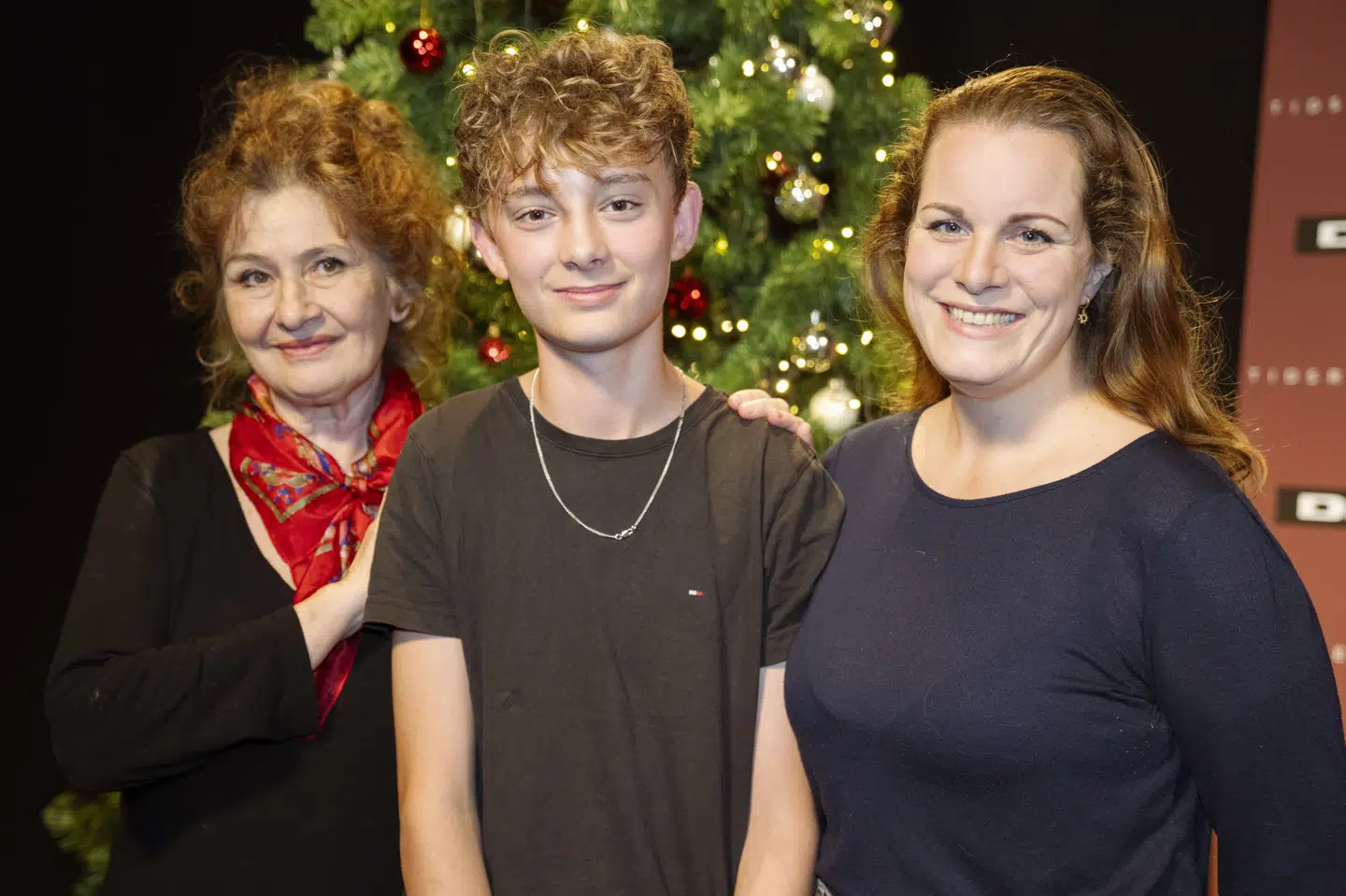 Michelle Bjørn-Andersen (til venstre) og Lise Baastrup (til højre) har sammen med de mange andre rutinerede skuespillere hjulpet det nye stjerneskud, Frederik Thoft (midt), da han debuterede på skærmen i rollen som Romeo i DR-julekalenderen "Tidsrejsen 2". (Arkivfoto).
