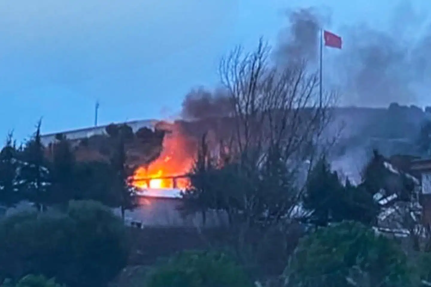 En eksplosion på en fabrik nord for Balikesir i Tyrkiet tirsdag morgen har kostet mindst 12 mennesker livet. Billedet er udleveret af det tyrkiske nyhedsbureau Demirören.