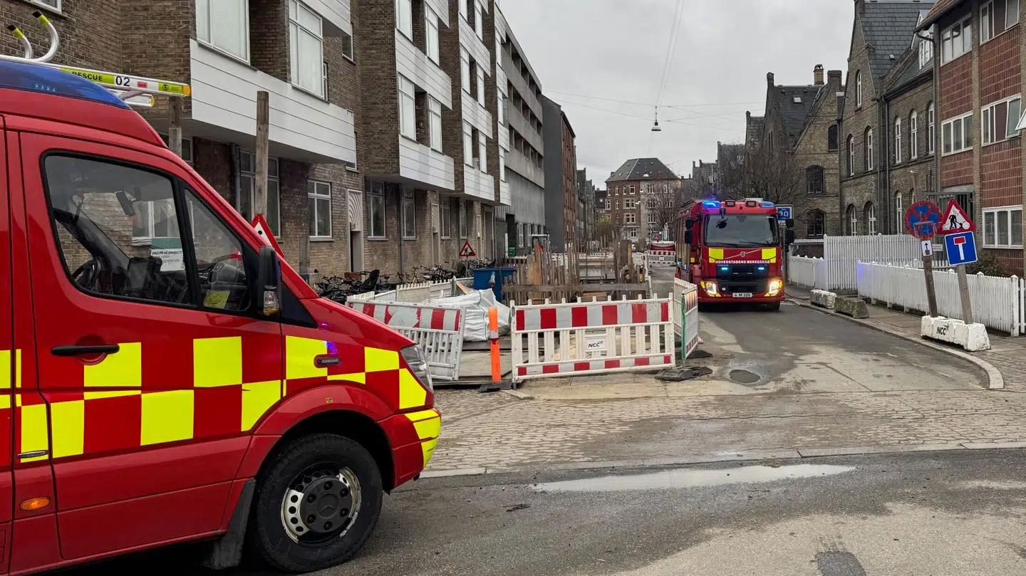 Politi og beredskab er tirsdag til stede ved adressen på Østerbro.