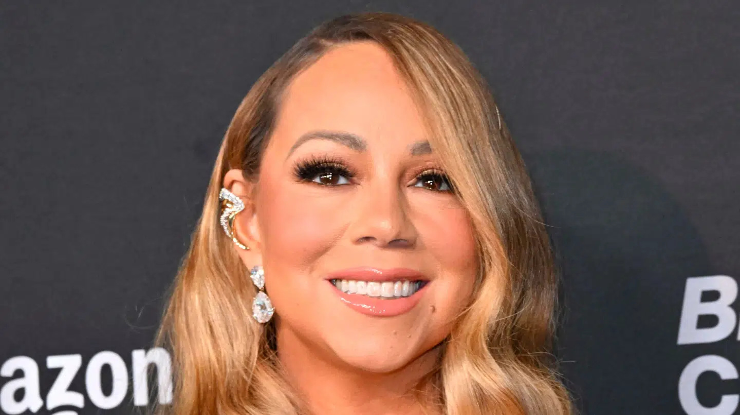 Mariah Carey smiler formentlig mindst lige så stort hvert år i januar, når overskuddet fra årets julesæson går ind på kontoen, som hun gør på dette billede fra den røde løber på Recording Academy Honors uddelingen.
