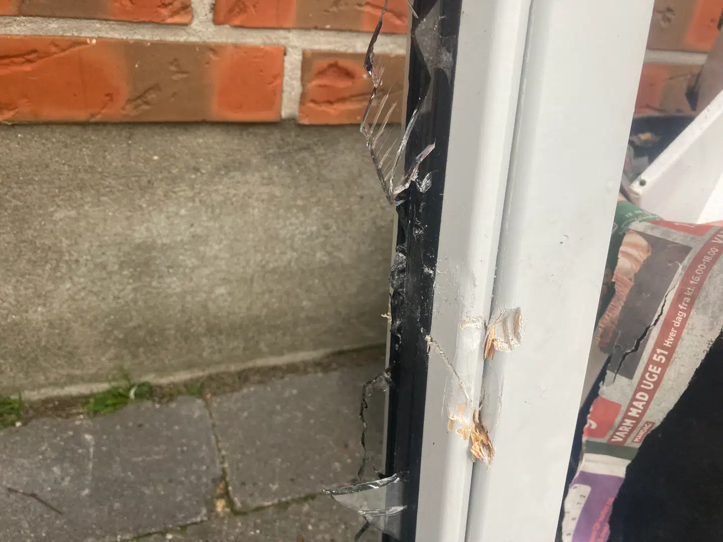 Ruden er nærmest fuldstændig forduftet, og vinduets ramme er flækket efter den voldsomme sprængning.