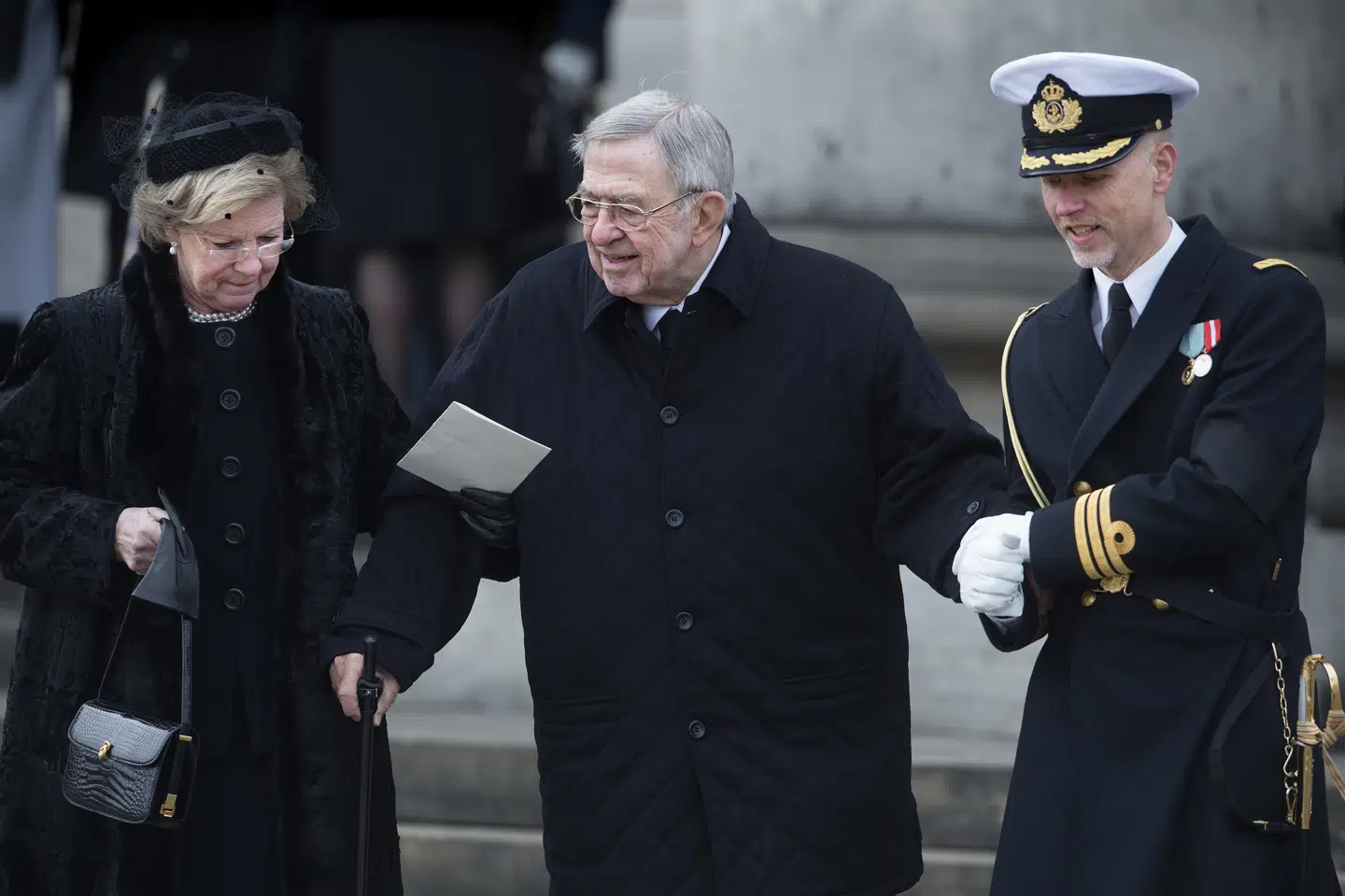 Ekskong Konstantin og dronning Anne-Marie er fotograferet foran Christiansborg Slotskirke ved prins Henriks bisættelse i 2018. Konstantin, som var Grækenlands sidste konge, fik frataget sit statsborgerskab i 1994 og døde sidste år. Nu har flere medlemmer af den forhenværende kongefamilie fået statsborgerskab - men ikke hans enke, danske Anne-Marie.