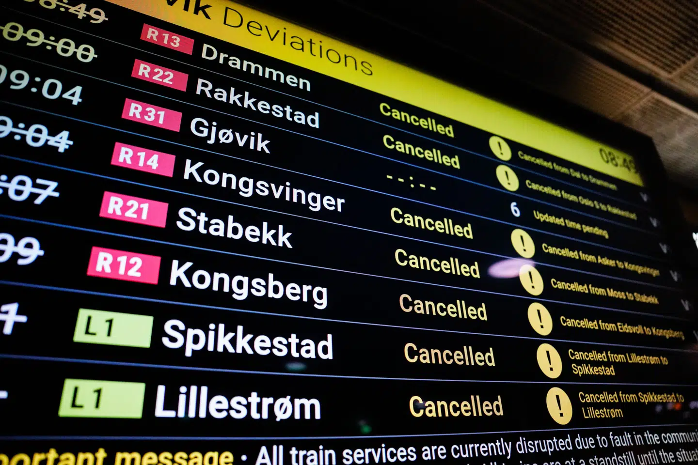 Informationstavle på Oslo Station viser, at alle toge for nuværende holder stille.