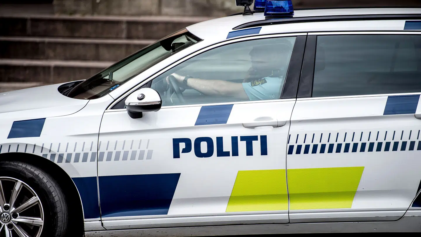 Både politi og brandvæsen var til stede ved den voldsomme brand.