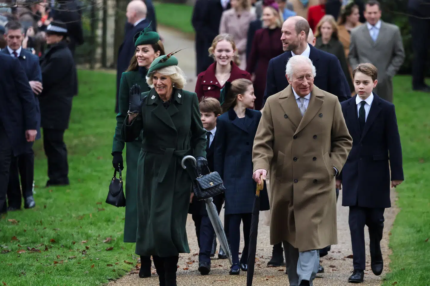 Storbritanniens kong Charles, dronning Camilla, prins William, prinsesse Kate, prins George, prins Louis og prinsesse Charlotte på vej til kongefamiliens julegudstjeneste i St. Mary Magdalene's kirke juledag.