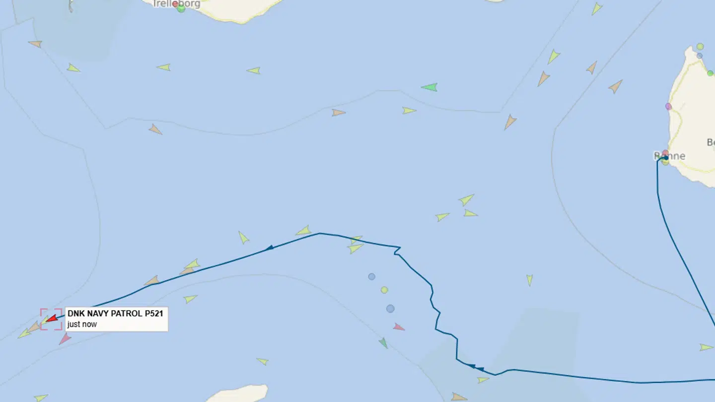 Det danske skib ligger lige i hælene på to russiske skibe.