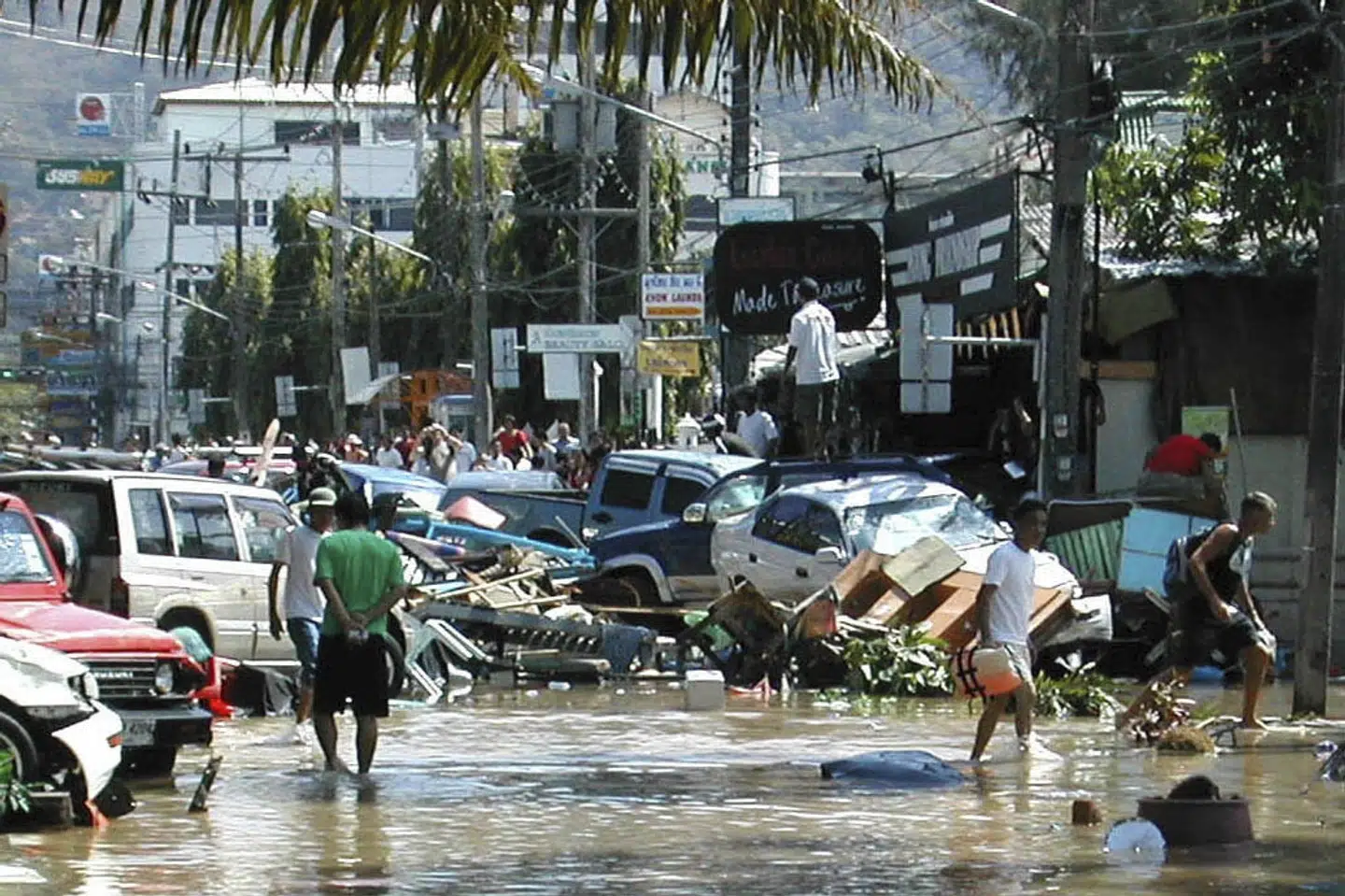 Billedet her er taget, få minutter efter at en tsunami ramte Phuket i Thailand den 26. december 2004. Over 226.000 mennesker omkom på tværs af Det Indiske Ocean.
