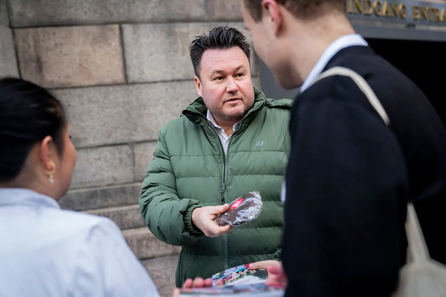 Anders Kronborg modtager et honninghjerte fra demonstrerende sygeplejestuderende. Foto: Ida Marie Odgaard, Scanpix