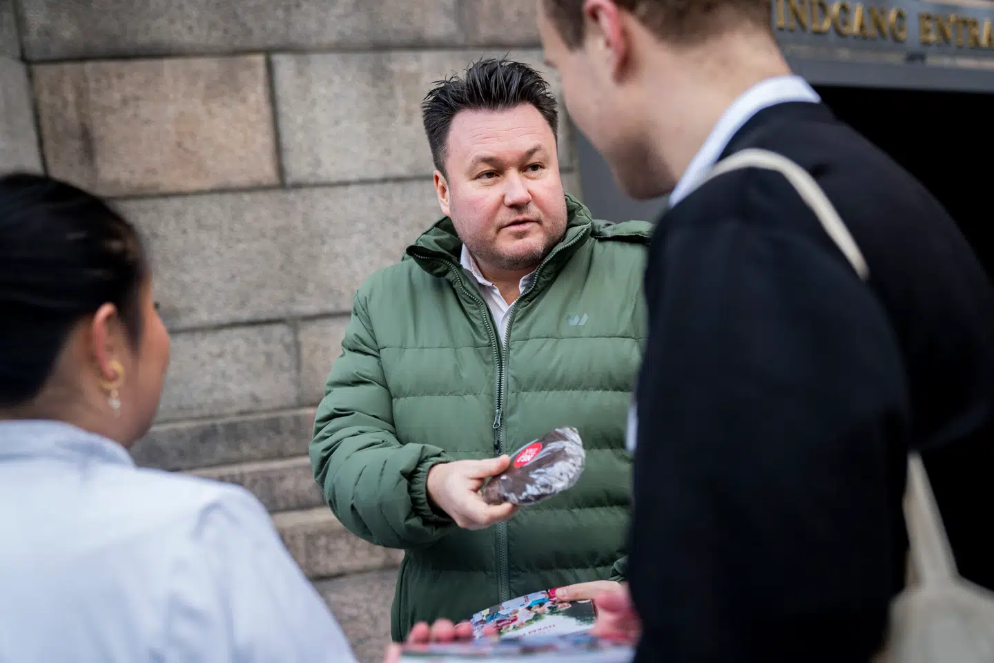 Anders Kronborg modtager et honninghjerte fra demonstrerende sygeplejestuderende. Foto: Ida Marie Odgaard, Scanpix