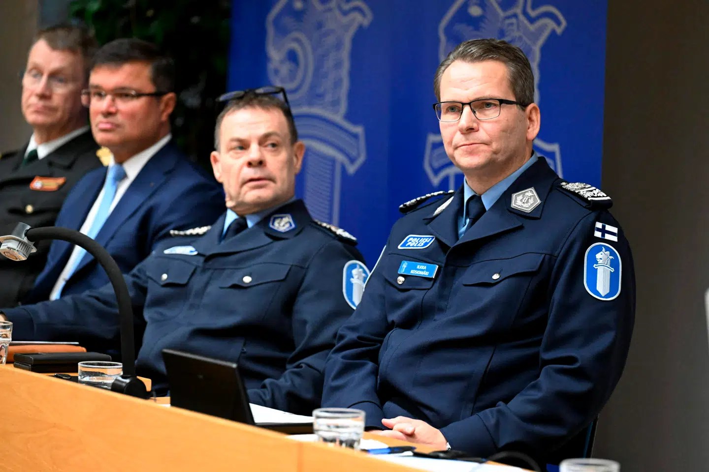 Finsk politi ved dagens pressemøde.