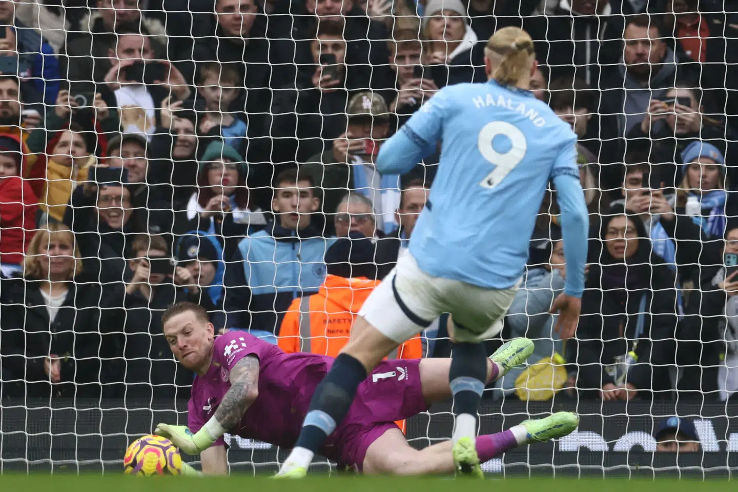 Erling Haaland må se sit straffesparksforsøg reddet af Everton-keeper Jordan Pickford.