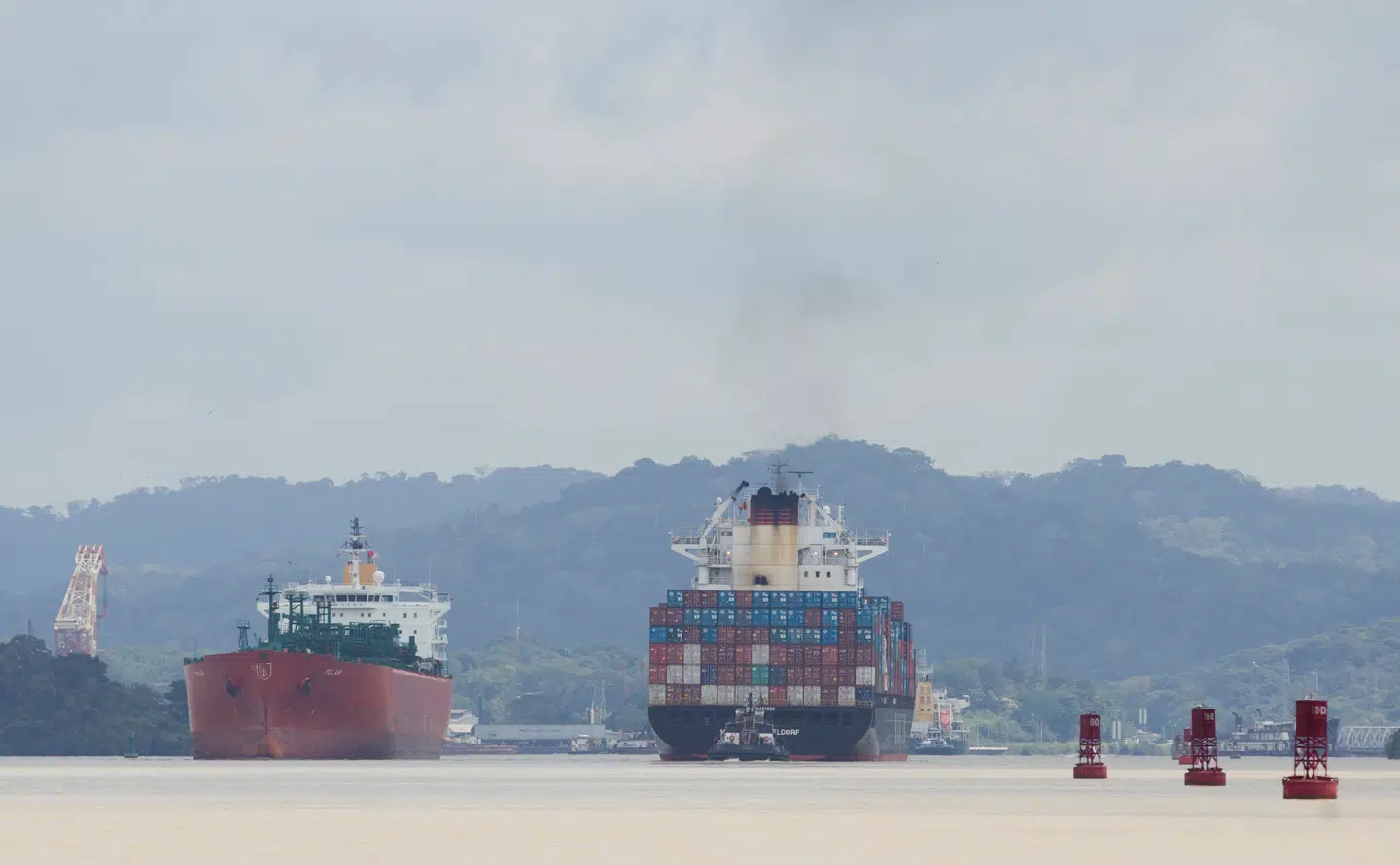 Hvis ikke myndighederne i Panama giver klækkelig rabat til amerikanske skibe, overtager USA kontrollen med kanalen i det mellemamerikanske land, lyder truslen fra Donald Trump.