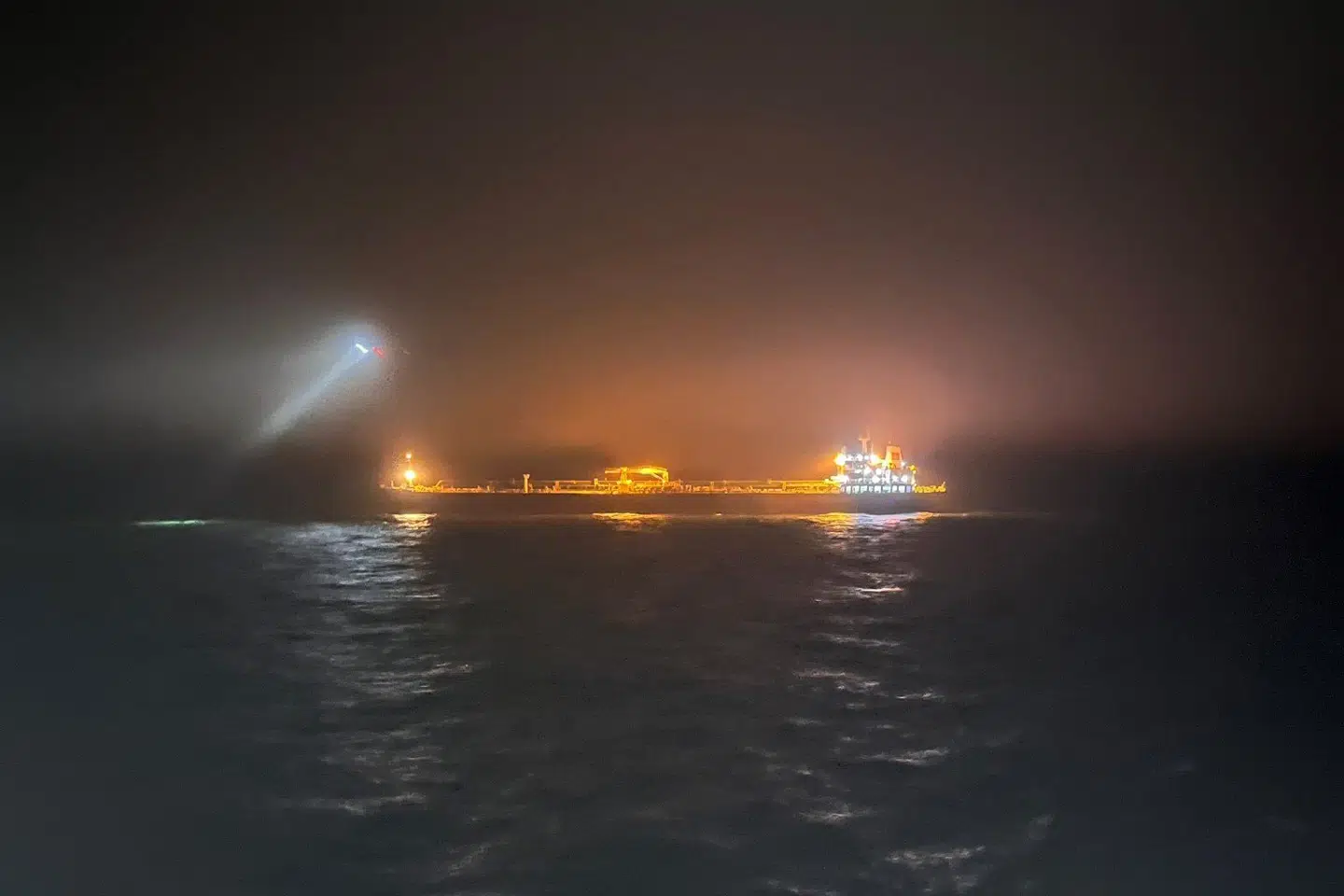 Den finske kystvagt gik natten til torsdag ombord i det angivelige skyggeflådeskib »Eagle S«. Tankskibet, der er indregistreret i stillehavslandet Cookøerne, mistænkes for sabotage mod et elkabel.