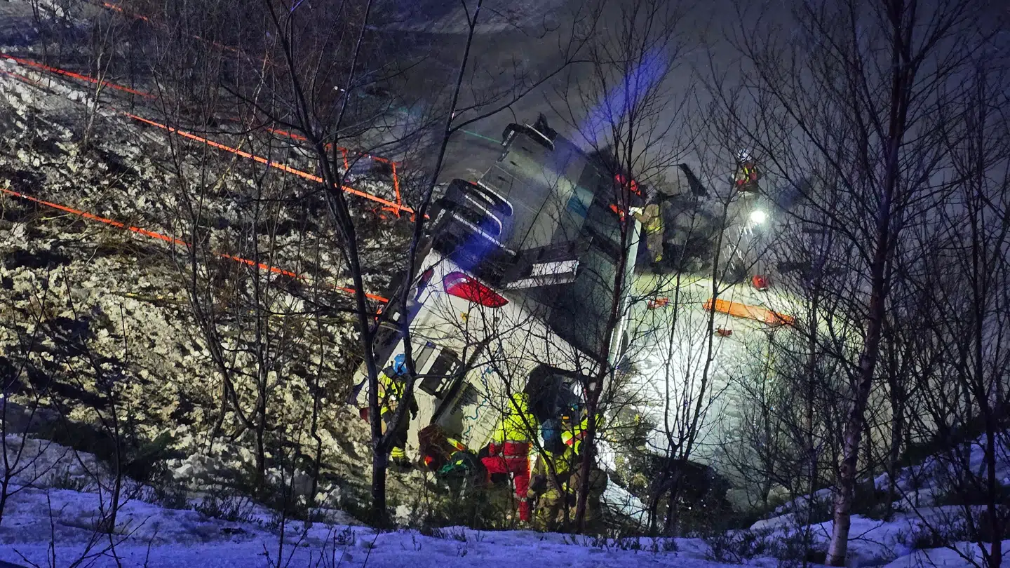 En passagerbus kørte af vejen torsdag og havnede delvist i en sø.