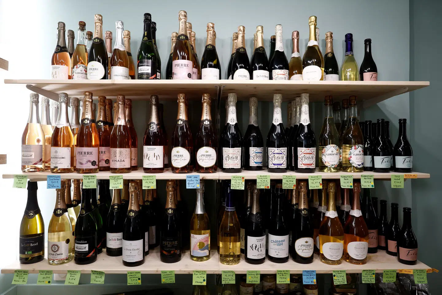 Udvalget af flasker med alkoholfri vin bliver stadig større i butikkerne i Frankrig, hvor vinkulturen har ændret sig.