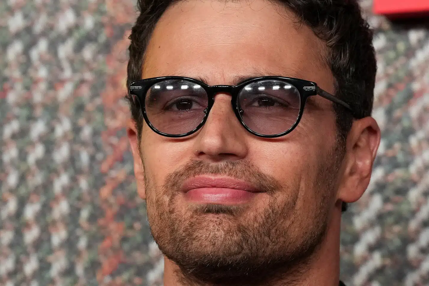 »Hold nu op, hvor storebroren konstant og hele tiden dummer sig. Og bliver tilgivet og får nye chancer,« skriver Emilia van Hauen om serien »The Gentlemen«, der minder hende om menneskets fejlbarlighed. Her ses medvirkende skuespiller Theo James.