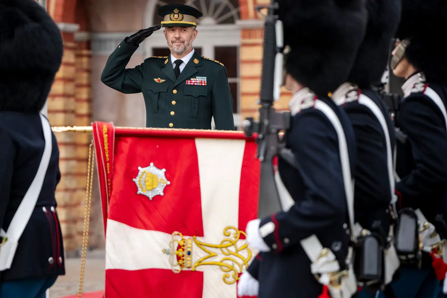 Den Kongelige Livgarde bar stadig dronning Margrethes monogram, da kong Frederik i november overrakte Konges Ur på Livgardens kaserne i København.