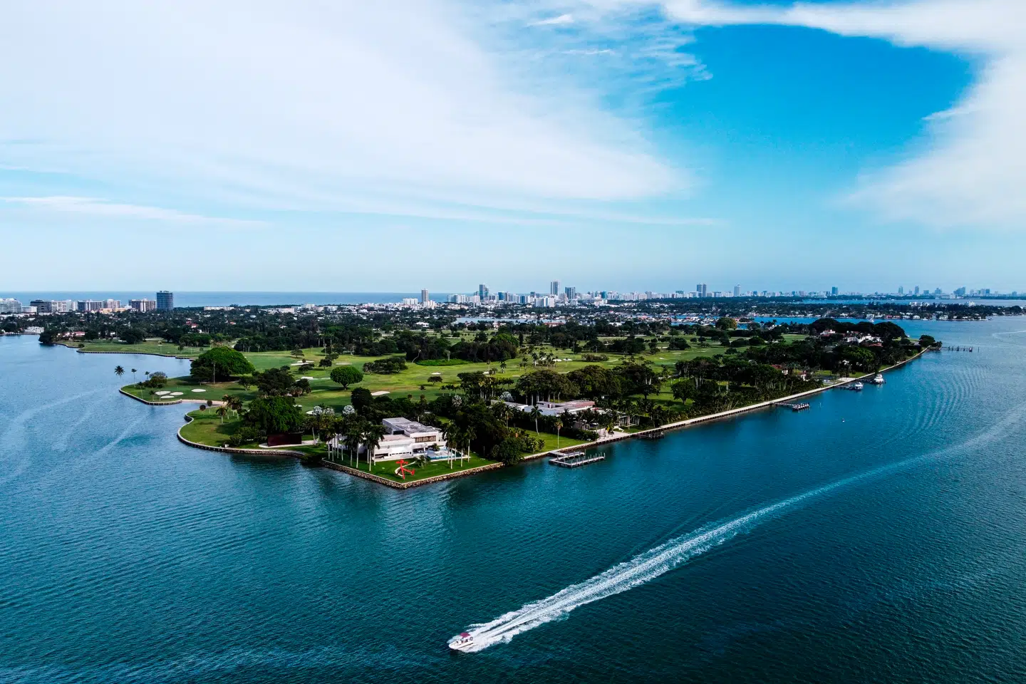 Det er her på den menneskeskabte ø Indian Creek ud for Miami i Florida, at der er en tom byggegrund til salg – til en fyrstelig pris.