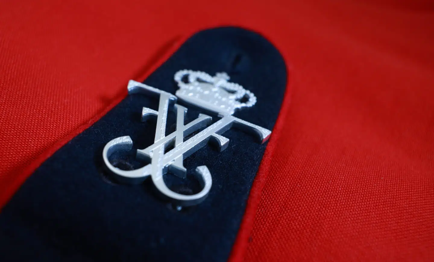 Således ser kong Frederiks nye, kongelige navnetræk ud, der snart skal bæres på Livgardens uniformer. Foto: FMI KOM