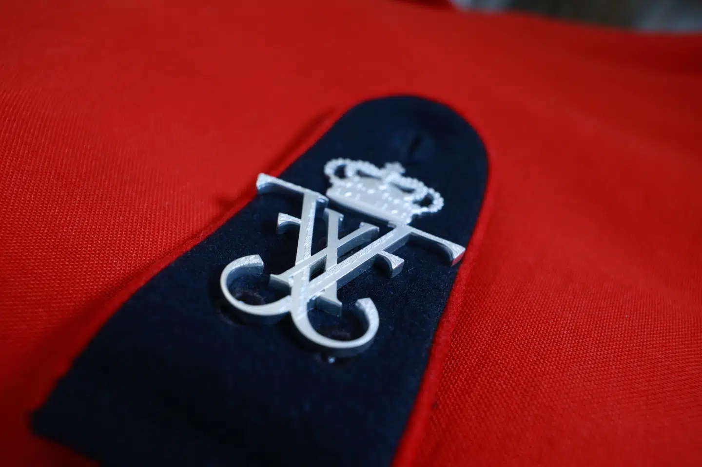 Sådan ser det nye kongelige navnetræk ud på livgardens uniform.