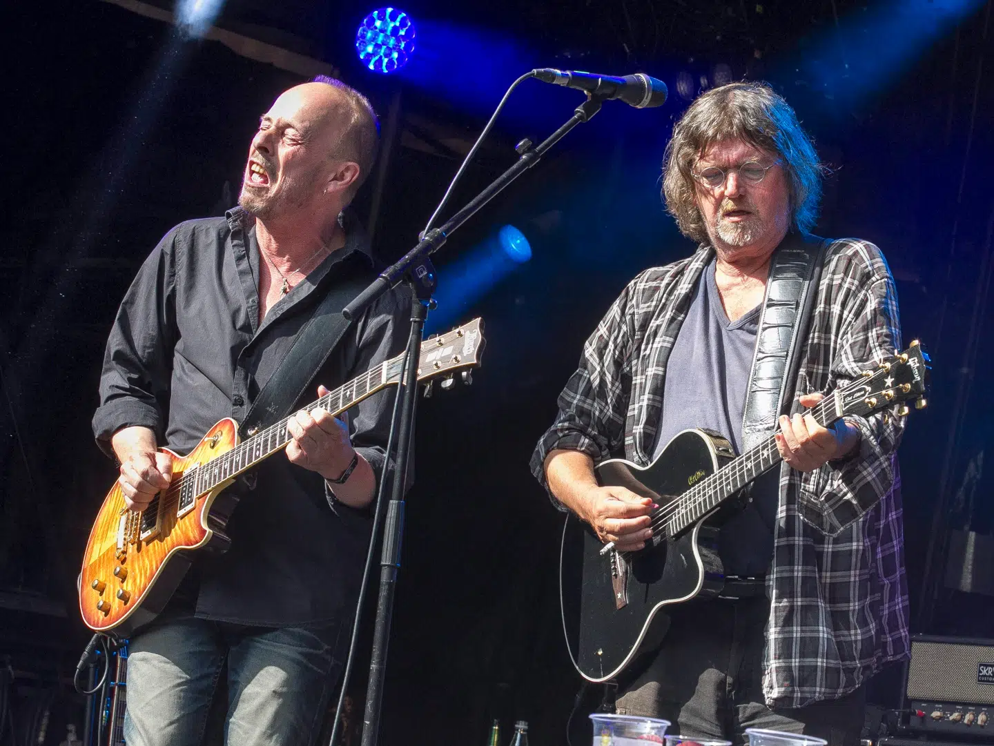 Rasmus Madsen vil ligesom sin far både synge og spille guitar – og han har også fået sin fars faste guitarist Knud Møller med i bandet. Her ses Johnny Madsen og Knud Møller optræde på Skanderborg Festival for ti år siden.