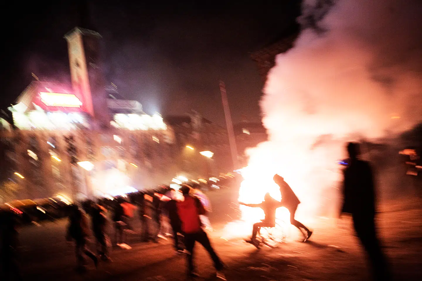 »Kun en mindre del af befolkningen deltager aktivt i affyringen, mens andre nøjes med at kigge på,« skriver Bo Krüger om fyrværkeriet nytårsaften.