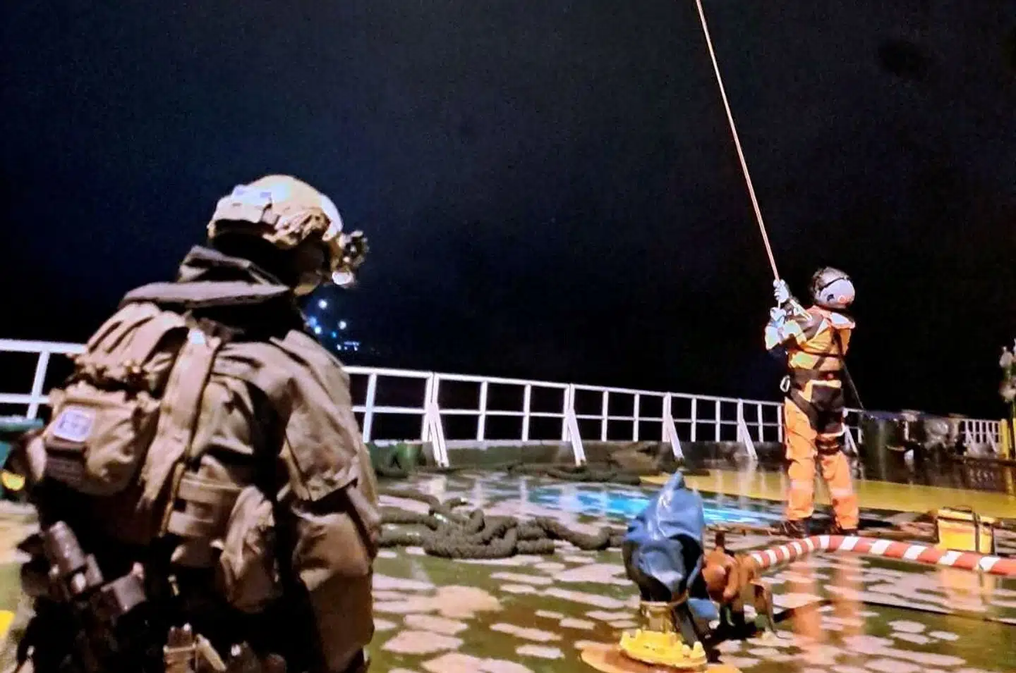 Finske soldater ombord på »Eagle S« efter at have bordet fra helikopter natten til torsdag.