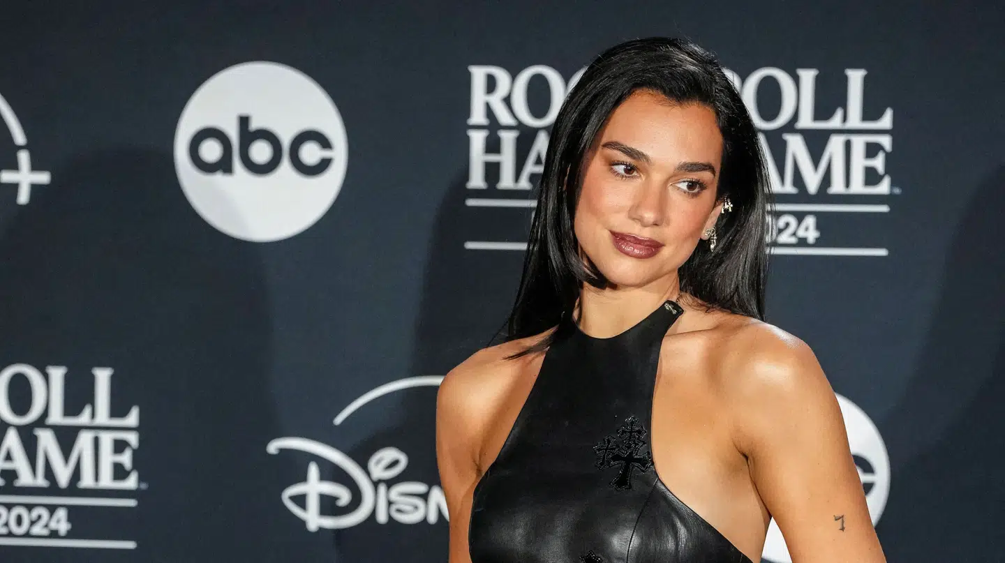 Rygterne om sangerindens civilstatus svirrer.