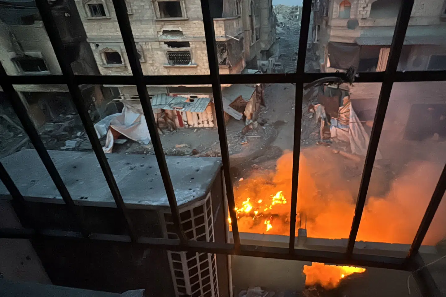 De fleste patienter på Kamal Adwan-hospitalet i det nordlige Gaza er blevet evakueret efter et israelsk angreb fredag. Angrebet har ifølge WHO sat hospitalet ud af drift. Billedet her er fra et angreb nær hospitalet tidligere i december. (Arkivfoto).